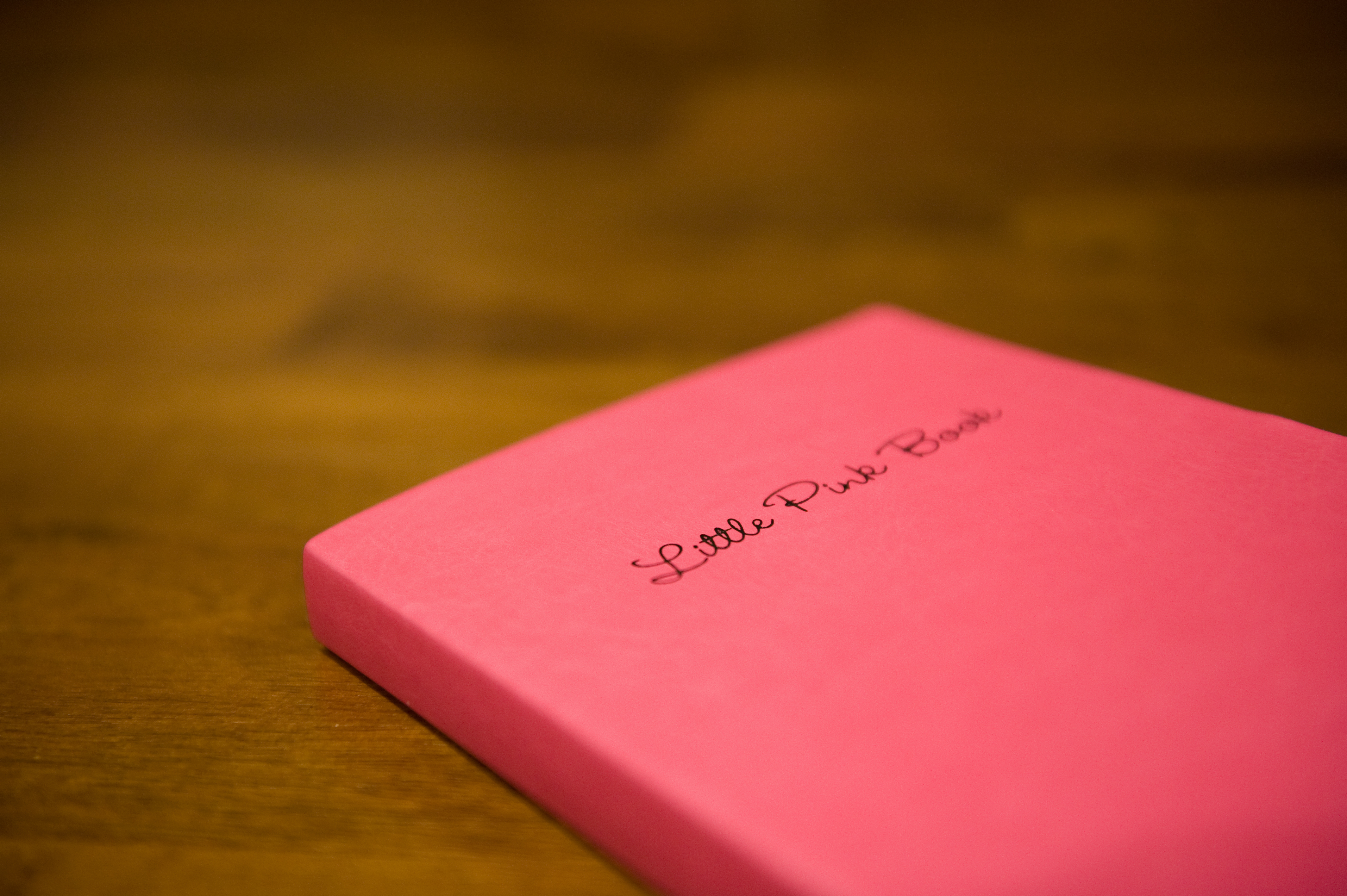 Книга про розового. Книга с розовой обложкой. Розовая обложка. Книга с розовой обложкой про любовь. Розовая книга про любовь.